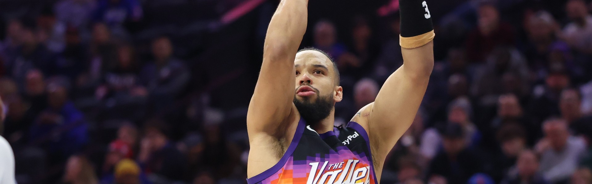 开云官网-投射状态不理想！狄龙半场8投2中 拿到4分3篮板1抢断