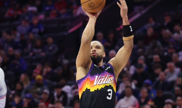 开云官网-投射状态不理想！狄龙半场8投2中 拿到4分3篮板1抢断