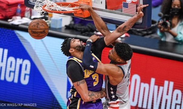 开云官网-惨遭八村垒血腥隔扣！浓眉末节打5号位强行挽尊