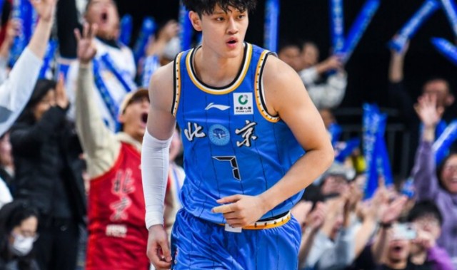 开云登录入口-北京男篮遭打击：曝曾凡博腰伤属于旧伤复发 多久恢复无法确定
